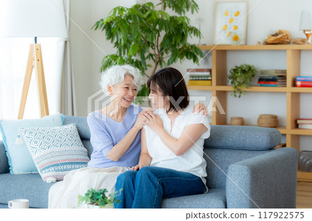 好朋友和父母在客廳放鬆 117922575