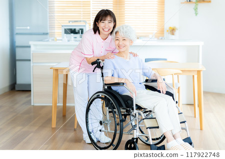 照顧坐在輪椅上的婦女 117922748