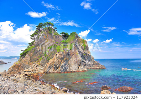 Image of the Tsuriganedo and Sappasen (small sightseeing boat) at Kosode Coast, Tohoku, Kuji City, Iwate Prefecture (1) Image of the Tsuriganedo and Sappasen (small sightseeing boat) at Kosode Coast, Tohoku, Kuji City, Iwate Prefecture (1) 117923024