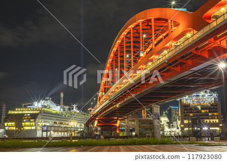 Kobe Bridge and two luxury cruise ships 117923080