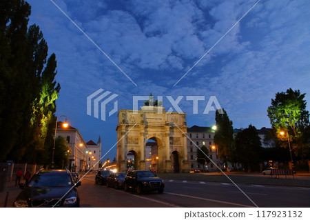 歐洲德意志聯邦共和國巴伐利亞首府慕尼黑燈火通明的勝利門夜景 117923132