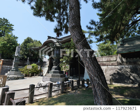 愛知縣豐川豐川稻荷莊門門八月晴朗的天空 117923671