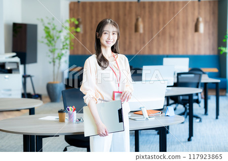 在辦公室工作的女商人 117923865