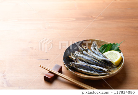 Dried silver-striped round herring (dried silver-striped round herring) from Kushimoto Port, Wakayama Prefecture 117924090