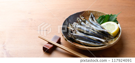 Dried silver-striped round herring (dried silver-striped round herring) from Kushimoto Port, Wakayama Prefecture 117924091