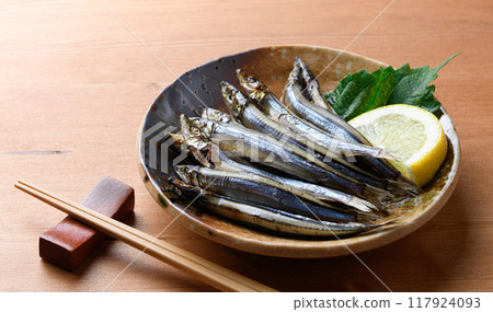 Dried silver-striped round herring (dried silver-striped round herring) from Kushimoto Port, Wakayama Prefecture Dried silver-striped round herring (dried silver-striped round herring) from Kushimoto Port, Wakayama Prefecture 117924093