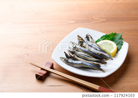 Dried silver-striped round herring (dried silver-striped round herring) from Kushimoto Port, Wakayama Prefecture Dried silver-striped round herring (dried silver-striped round herring) from Kushimoto Port, Wakayama Prefecture 117924103