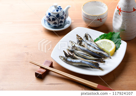Dried silver-striped round herring (dried silver-striped round herring) from Kushimoto Port, Wakayama Prefecture 117924107
