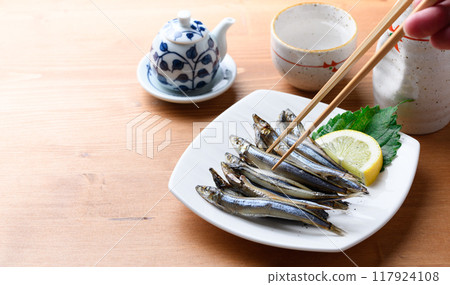 Dried silver-striped round herring (dried silver-striped round herring) from Kushimoto Port, Wakayama Prefecture Dried silver-striped round herring (dried silver-striped round herring) from Kushimoto Port, Wakayama Prefecture 117924108