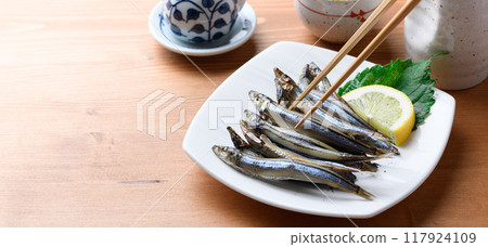Dried silver-striped round herring (dried silver-striped round herring) from Kushimoto Port, Wakayama Prefecture Dried silver-striped round herring (dried silver-striped round herring) from Kushimoto Port, Wakayama Prefecture 117924109