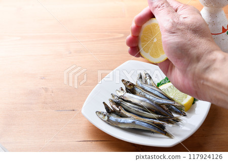 Dried silver-striped round herring (dried silver-striped round herring) from Kushimoto Port, Wakayama Prefecture 117924126