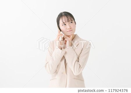 二十多歲的女人打來電話 117924376