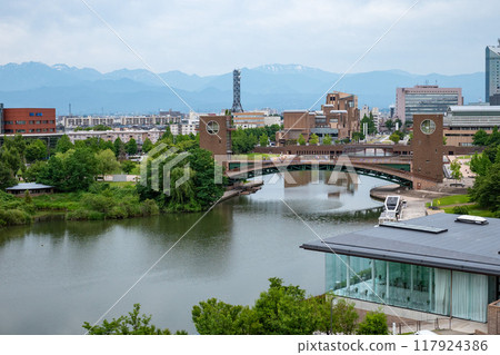 從富山縣立美術館屋頂看到的立山連峰和富輪運河環水公園。 117924386
