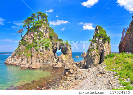 Scenery of the Tsuriganedo temple at Kosode Coast in Tohoku, an image of a drive along the coastline, Kuji City, Iwate Prefecture (2) 117924550