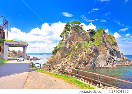 東北/小袖海岸/Tsurishodo風景、沿著海岸線行駛的形象、白色汽車/岩手縣久慈市(2) 117924552