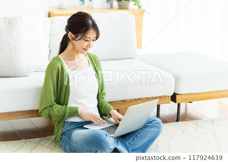 在家用筆記本電腦工作的年輕女性 117924639