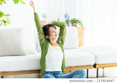 年輕女子在客廳放鬆 117924647