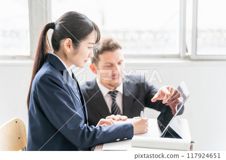 外籍教師（英語/英語會話）在學校/補習班教授使用平板電腦學習外語的高中生和初中生 117924651