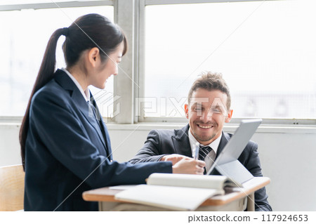 Foreign instructors who teach foreign languages to high school and junior high school students using tablets at schools and cram schools (ICT education) 117924653