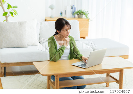 Young woman working on a laptop at home 117924967