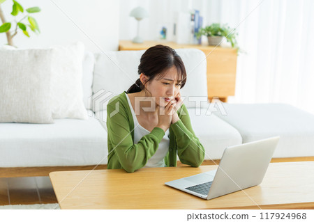 Young woman working on a laptop at home 117924968