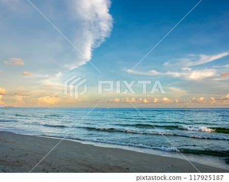 Seascape view of white sand beach in Thailand 117925187