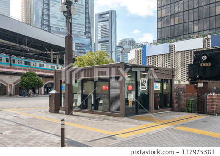 Smoking area and steam locomotive at the SL Plaza at the west exit of Shinbashi Station, Minato Ward, Tokyo 117925381