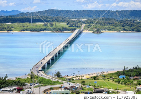 從古宇利海洋塔看到的古宇利島、古宇利大橋 從古宇利海洋塔看到的古宇利島、古宇利大橋 117925395