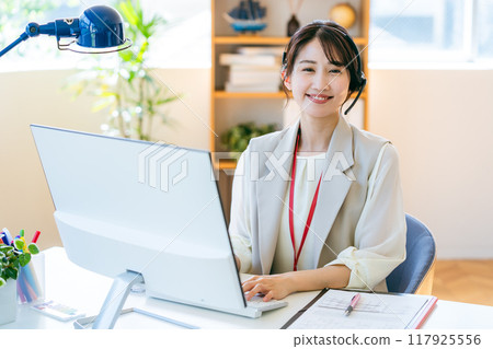 在辦公室工作的女性操作員 117925556