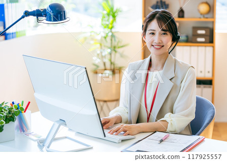 在辦公室工作的女性操作員 117925557