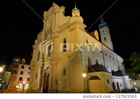 歐洲德意志聯邦共和國巴伐利亞首都慕尼黑聖靈教堂的夜景 117925563
