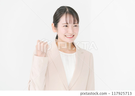 A woman in a suit to pose 117925713