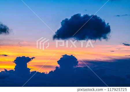 日本橫濱城市景觀夏日的天空。日本列島繼續經歷酷熱...天空中有巨大的雲彩... = 8 月 25 日，來自橫濱 117925725