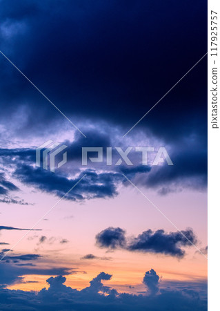 日本橫濱城市景觀夏日的天空。日本列島繼續經歷酷熱...天空中有巨大的雲彩... = 8 月 25 日,來自橫濱 日本橫濱城市景觀夏日的天空。日本列島繼續經歷酷熱...天空中有巨大的雲彩... = 8 月 25 日,來自橫濱 117925757