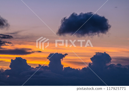 日本橫濱城市景觀夏日的天空。日本列島繼續經歷酷熱...天空中有巨大的雲彩... = 8 月 25 日,來自橫濱 日本橫濱城市景觀夏日的天空。日本列島繼續經歷酷熱...天空中有巨大的雲彩... = 8 月 25 日,來自橫濱 117925771