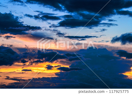 日本橫濱城市景觀夏日的天空。日本列島繼續經歷酷熱...天空中有巨大的雲彩... = 8 月 25 日，來自橫濱 117925775