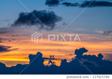 日本橫濱城市景觀夏日的天空。日本列島繼續經歷酷熱...天空中有巨大的雲彩... = 8 月 25 日，來自橫濱 117925780