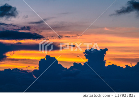 日本橫濱城市景觀夏日的天空。日本列島繼續經歷酷熱...天空中有巨大的雲彩... = 8 月 25 日，來自橫濱 117925822