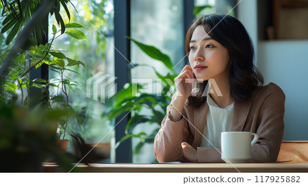 一位女商人在綠樹成蔭的美麗辦公室裡思考 117925882