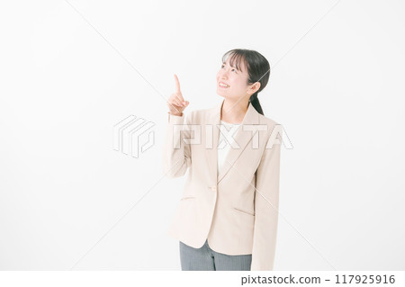 向上指著的女商人 向上指著的女商人 117925916