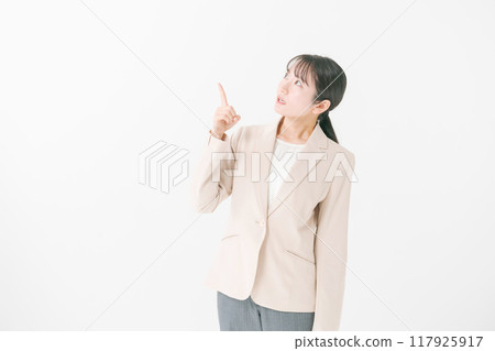 向上指著的女商人 向上指著的女商人 117925917