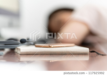 女商人累了睡覺 117925992