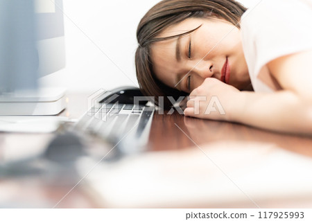 女商人累了睡覺 117925993