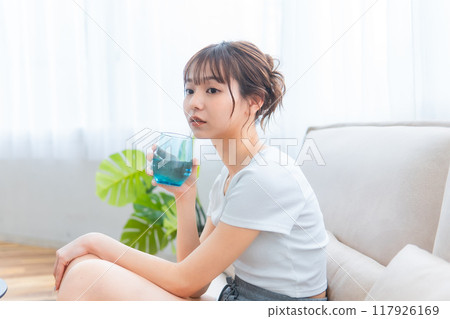 穿著家居服在沙發上放鬆的女人/假日早晨/放鬆 穿著家居服在沙發上放鬆的女人/假日早晨/放鬆 117926169