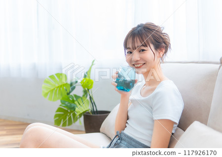 穿著家居服在沙發上放鬆的女人/假日早晨/放鬆 117926170