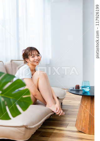 穿著家居服在沙發上放鬆的女人/假日早晨/放鬆 穿著家居服在沙發上放鬆的女人/假日早晨/放鬆 117926199