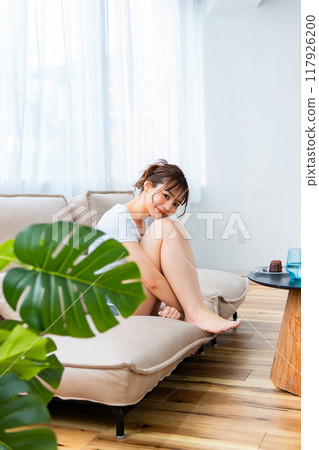 穿著家居服在沙發上放鬆的女人/假日早晨/放鬆 117926200