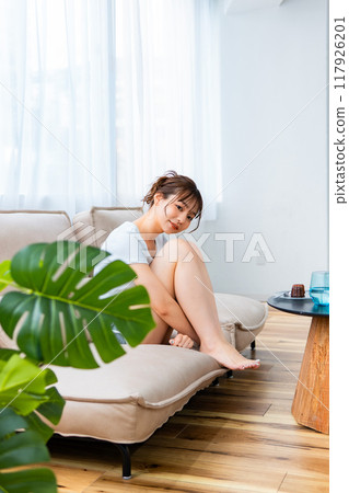 穿著家居服在沙發上放鬆的女人/假日早晨/放鬆 117926201