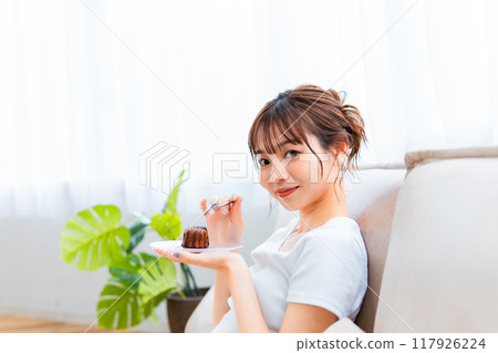 穿著家居服在沙發上放鬆的女人/假日早晨/放鬆 穿著家居服在沙發上放鬆的女人/假日早晨/放鬆 117926224