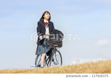 騎腳踏車上下學的女高中生 117926375